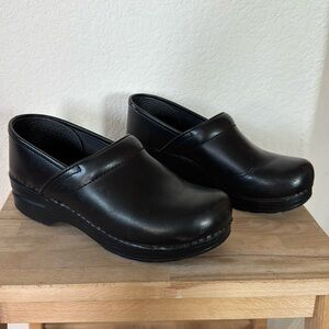 Dansko Professional Black Cabrio Leather Clog Size 38 (7.5) Excellent Condition